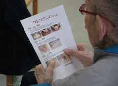       そば打ちの仕方を見ています。