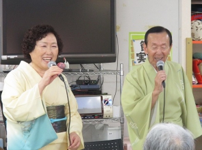 奥様とデュエット。「ある夫婦の歌」そのまま素敵なお二人です。