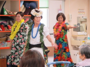 看護師も踊る、送迎員も踊る。