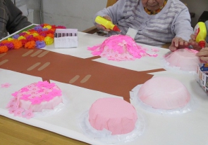 カップめんを活用して立体的な桜の木を作成。
