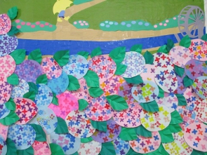 まず玄関を入ると正面に華やかな作品！