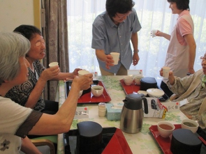お昼にはノンアルコールで乾杯！