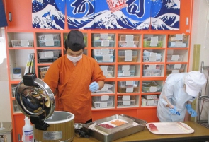 鮪、サーモンは目の前で握ってお持ちしますよ！