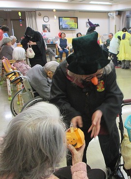 お菓子を配りまーす！