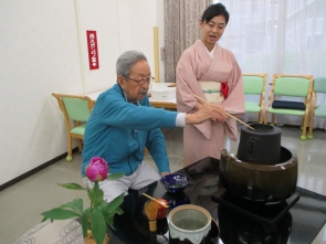               心静かにお茶をたてます