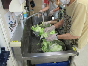 　　　　　野菜を洗うところからスタート