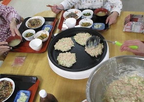 　　食卓で焼きながら