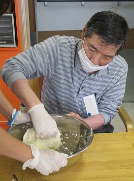 　　　　　うどん作りは力仕事です。