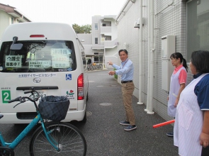 　　後方での障害物は運転手さんだけでは見にくいものです。