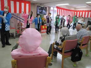 職員より御祝いの舞