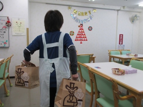 職員が買い出しに行ってきました