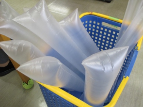 傘袋に空気を入れます