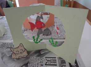 金魚とミニうちわの壁飾り作り（芸術）