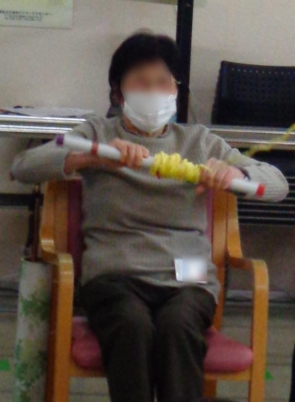 お客様も真剣。真っ赤な顔で紐を巻き、子供の頃に戻ってハッスル！