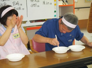 「あずきリレー」職員も必死です。