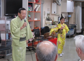 お孫さんも踊りを披露されました。ほのぼの・・。