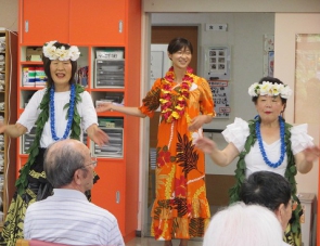 介護士も踊る。