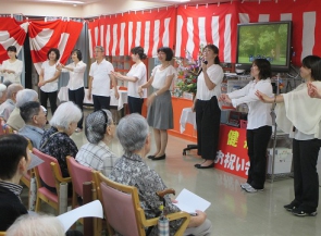 職員から感謝をこめて歌の披露「日々」「ハナミズキ」