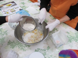 材料を混ぜ合わせて