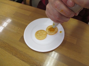 かぼちゃクリームを絞って・・、