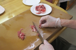 お肉を切ります。