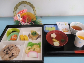 厨房職員の心のこもった祝い膳