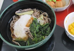 お蕎麦に揚げ茄子。