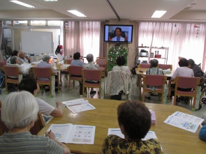 　　　　ご家族様や地域の皆さんと一緒に講義を受けます。