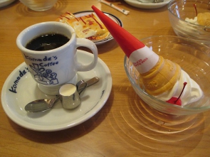 　コーヒーを頼むとアイスがおまけでついてきました。