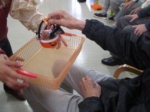 　　ハロウィンなのでお菓子を配りました。
