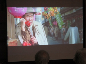 　大きなスクリーンで映画鑑賞会