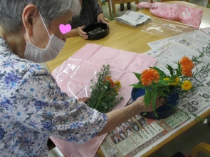 生けた花を包んで持ち帰り