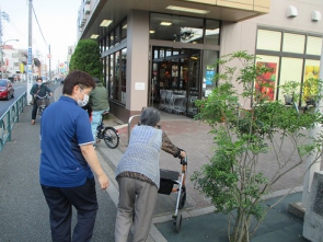 屋外歩行は危険が多いです。