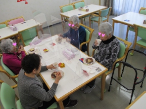 感染予防のアクリル板ごしのお茶会