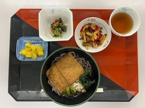 昼食のきつね蕎麦にそえました