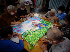 茶摘みの壁画、細かい作業もみんなでやれば怖くない！