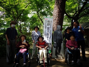 牧野氏のパネルの前で記念写真