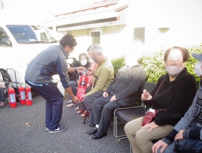 消火器は2～3㎏します。意外と重いんです。