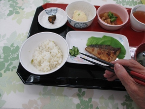 さっそくお昼にいただきました。貴重な第１号は全員で一口ずつ味わいました。