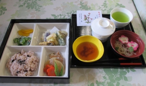 お祝い膳も華やかに・・。