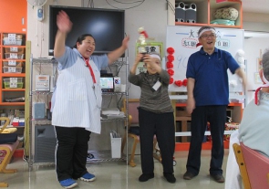 優勝トロフィー授与。「やったよー！」