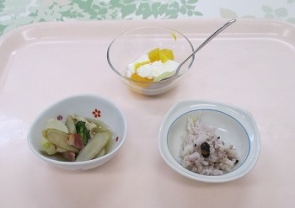 　雑穀ごはん・根菜の和風ﾎﾟﾄﾌ・ﾌﾙｰﾂﾖｰｸﾞﾙﾄ…完成です！