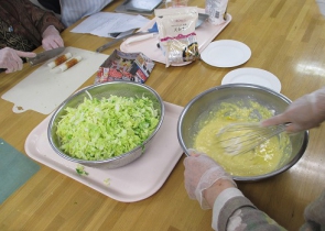 粉を練って混ぜます。