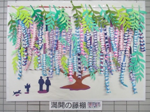 デイの玄関を入ると藤の花。