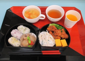 お昼は、おにぎりから揚げ卵焼き