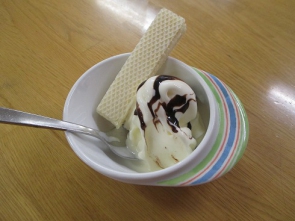オシャレにチョコソースでトッピング。