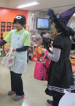 お菓子は皆さんにちゃんと渡ったかしら・・？