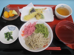 天ぷらも一緒にいただきます。