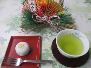 おやつも干支饅頭。美味しい緑茶とともに。