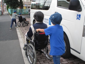 　　車いすは大人が乗るとちょっと重いです。